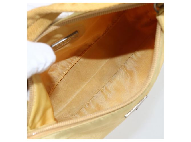 Pochette in nylon PRADA gialla Auth 169603 Giallo - vista 11