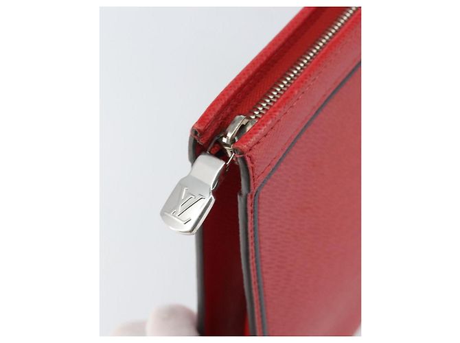 LOUIS VUITTON Pochette Voyager MM in Taiga Rosso Akajou M63397 Auth 170741 - vista 9