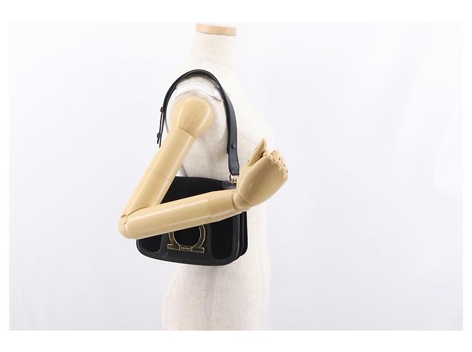 Borsa a Spalla Gancini in Pelle Scamosciata Nera e Oro Salvatore Ferragamo Auth 149888V Nero D'oro - vista 25