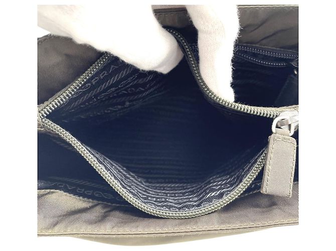 Prada Nylon Tote Schultertasche in khakigrün mit Logo - Ansicht 10