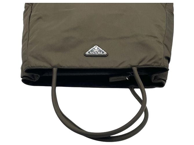 Prada Nylon Tote Schultertasche in khakigrün mit Logo - Ansicht 5