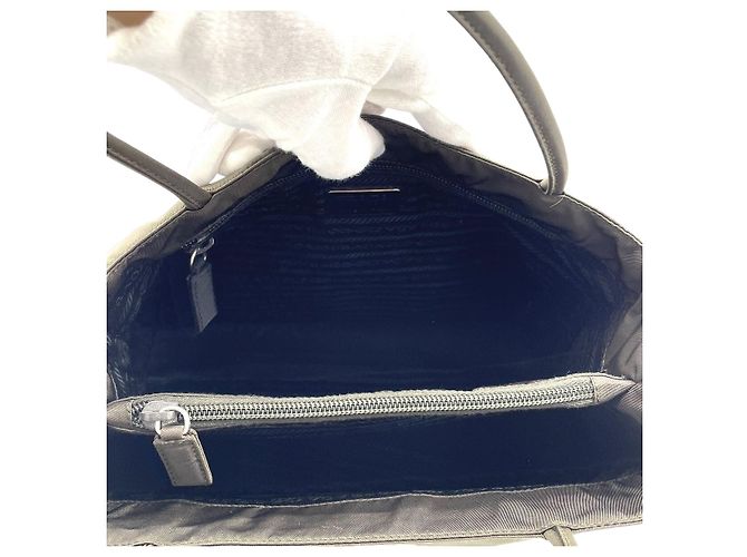 Prada Nylon Tote Schultertasche in khakigrün mit Logo - Ansicht 6