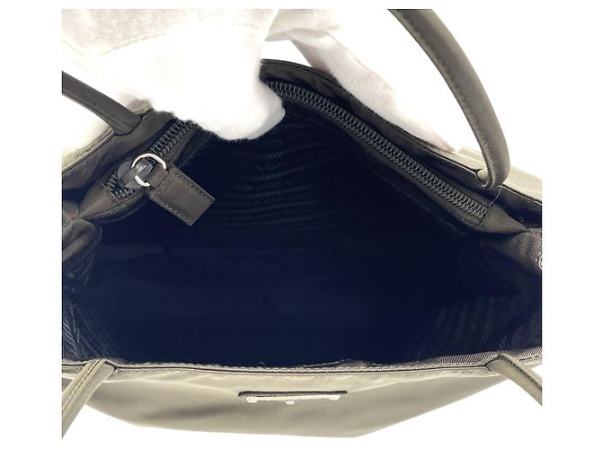 Prada Nylon Tote Schultertasche in khakigrün mit Logo - Ansicht 7