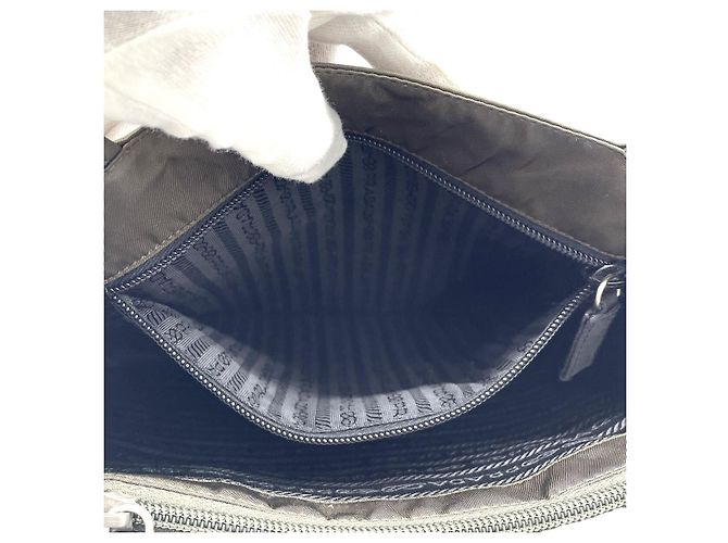 Prada Nylon Tote Schultertasche in khakigrün mit Logo - Ansicht 9