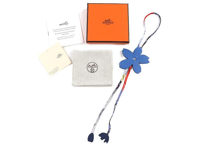 Charm per borsa Hermès Petit H Sakura Taurillon Clemence Blu - vista 2