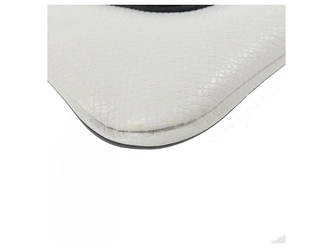 Borsa a tracolla Louis Vuitton Taiga Llama con pattina Bianco - vista 3