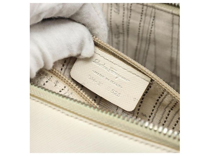 Borsa a mano in pelle bianca e argento Salvatore Ferragamo Auth bs33235 Bianco - vista 22