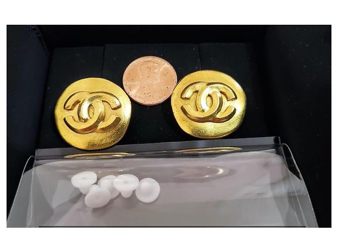 Chanel Orecchini Logo CC 3D Placcati Oro D'oro - vista 13