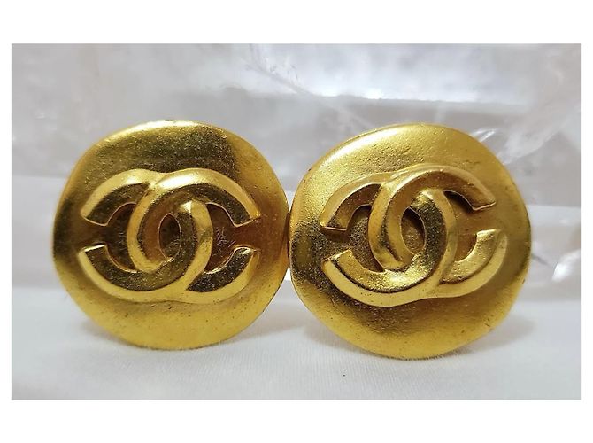 Chanel Orecchini Logo CC 3D Placcati Oro D'oro - vista 2