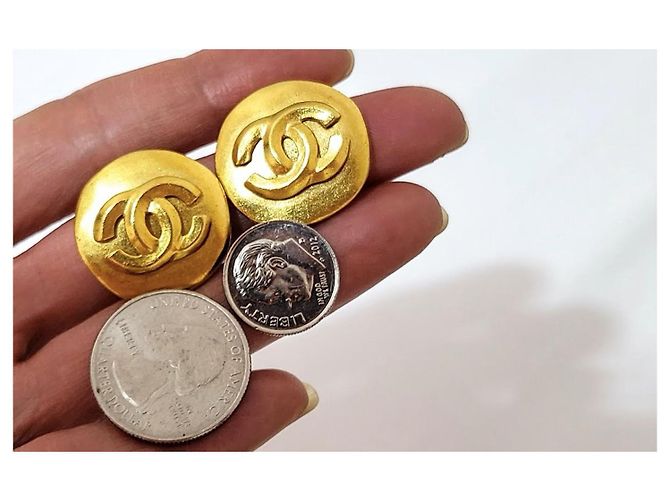 Chanel Orecchini Logo CC 3D Placcati Oro D'oro - vista 4