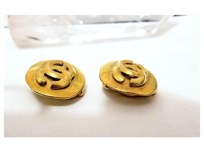 Chanel Orecchini Logo CC 3D Placcati Oro D'oro - vista 7