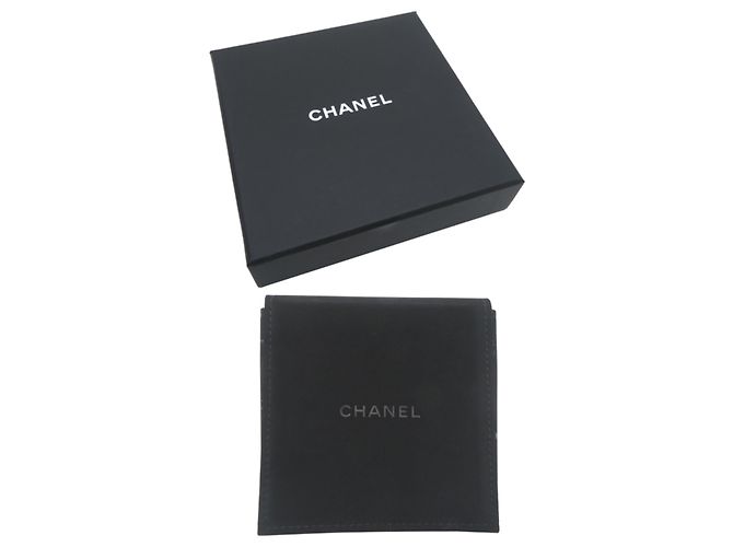 Charm per Borsa Chanel Matelassé in Bianco - vista 5