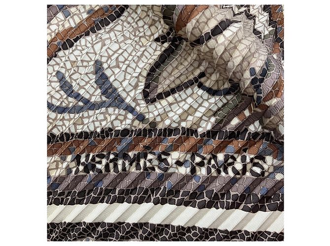 Hermès Bufanda plisada de seda twill con estampado Sous Le Cèdre en marrón / marfil multi Castaño - vista 5