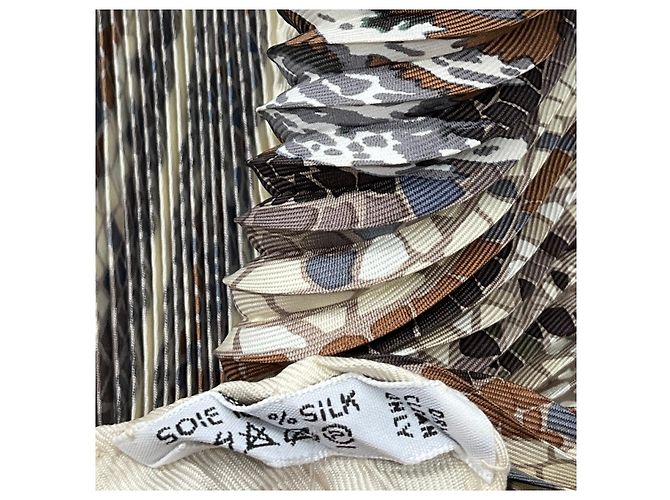 Hermès Bufanda plisada de seda twill con estampado Sous Le Cèdre en marrón / marfil multi Castaño - vista 6