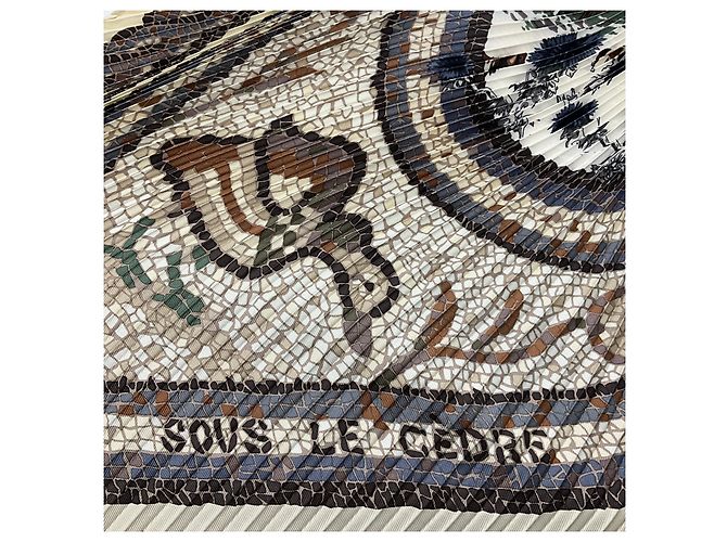 Hermès Bufanda plisada de seda twill con estampado Sous Le Cèdre en marrón / marfil multi Castaño - vista 7