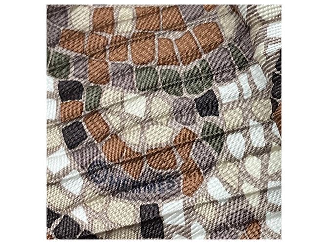 Hermès Bufanda plisada de seda twill con estampado Sous Le Cèdre en marrón / marfil multi Castaño - vista 8