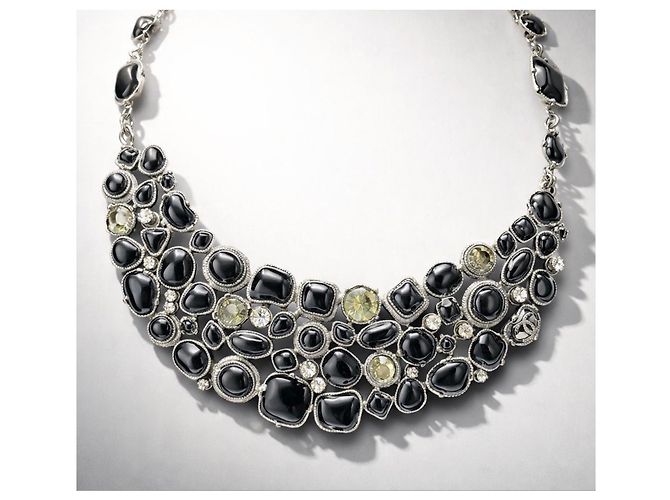 Collana Statement Bib Gripoix con CC in Cristalli Neri Rara Chanel 08A Nero Argento Metallico Silver hardware - vista 3
