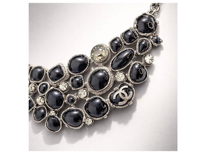 Collana Statement Bib Gripoix con CC in Cristalli Neri Rara Chanel 08A Nero Argento Metallico Silver hardware - vista 4
