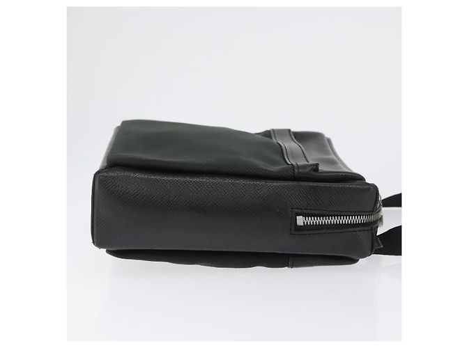 Louis Vuitton Sayan Messenger Taiga Leather and Canvas Nero - vista 3