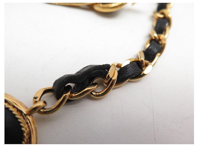 Medaillon CINTA CHANEL NOVA COM CORRENTE ENTRELAÇADA E MEDALHÃO TREVO LOGO CC T80 Dourado - vista 10