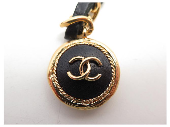 Medaillon CINTA CHANEL NOVA COM CORRENTE ENTRELAÇADA E MEDALHÃO TREVO LOGO CC T80 Dourado - vista 12