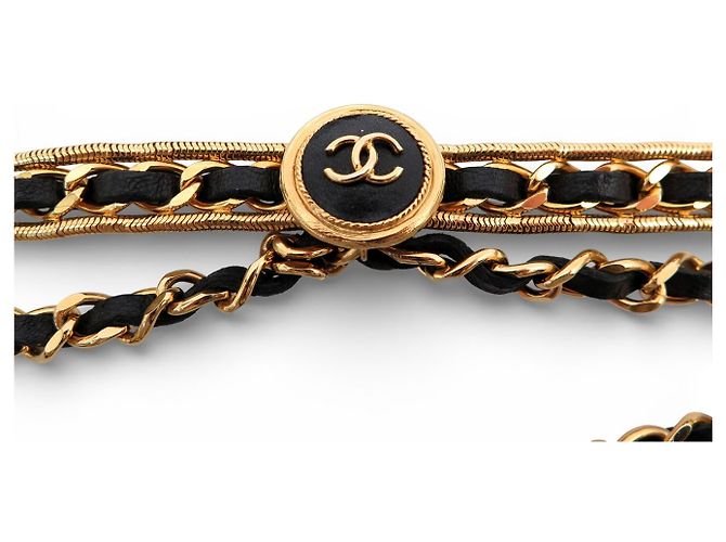 Medaillon CINTA CHANEL NOVA COM CORRENTE ENTRELAÇADA E MEDALHÃO TREVO LOGO CC T80 Dourado - vista 3