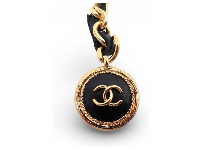 Medaillon CINTA CHANEL NOVA COM CORRENTE ENTRELAÇADA E MEDALHÃO TREVO LOGO CC T80 Dourado - vista 4