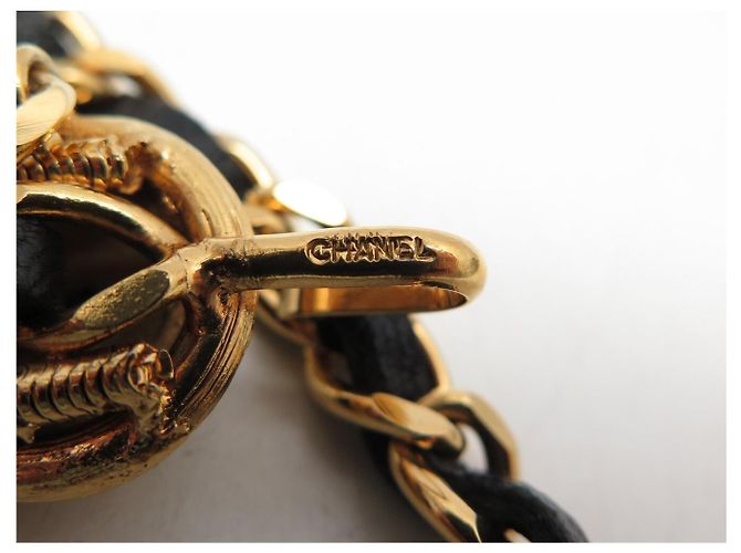 Medaillon CINTA CHANEL NOVA COM CORRENTE ENTRELAÇADA E MEDALHÃO TREVO LOGO CC T80 Dourado - vista 8