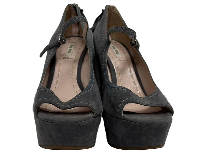 Miu Miu Décolleté Wedge Peep-Toe Mary Jane in Camoscio Grigio - vista 2