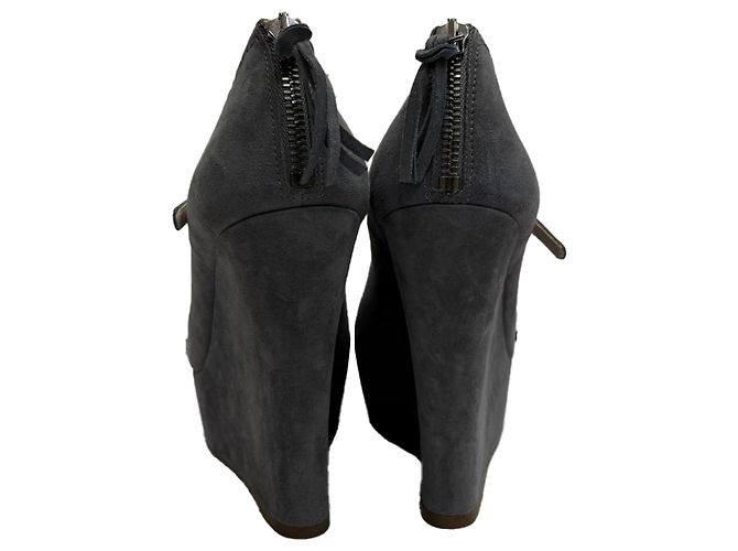 Miu Miu Décolleté Wedge Peep-Toe Mary Jane in Camoscio Grigio - vista 3
