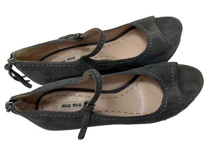 Miu Miu Décolleté Wedge Peep-Toe Mary Jane in Camoscio Grigio - vista 5
