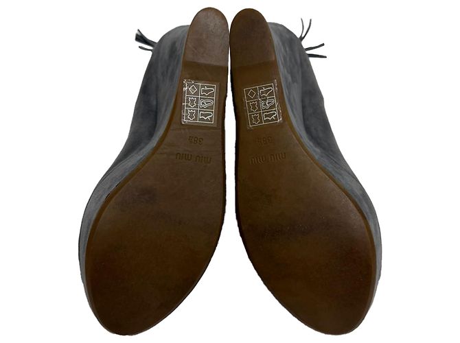 Miu Miu Décolleté Wedge Peep-Toe Mary Jane in Camoscio Grigio - vista 7