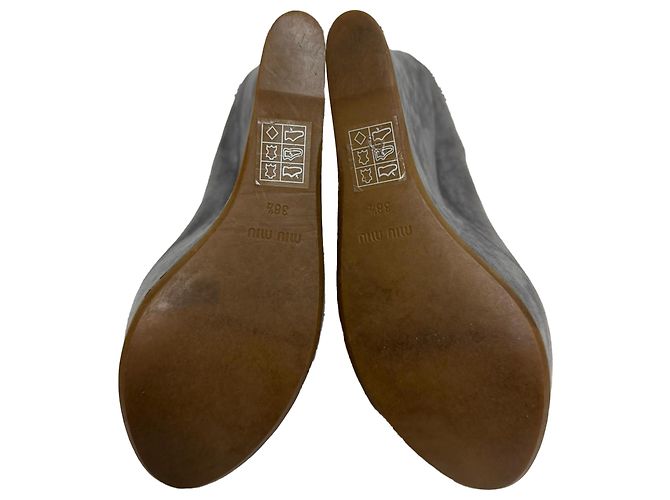 Miu Miu Décolleté Wedge Peep-Toe Mary Jane in Camoscio Grigio - vista 8