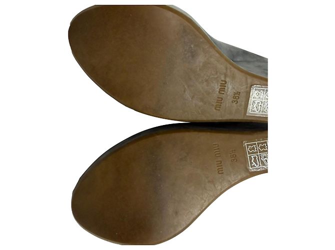 Miu Miu Décolleté Wedge Peep-Toe Mary Jane in Camoscio Grigio - vista 9