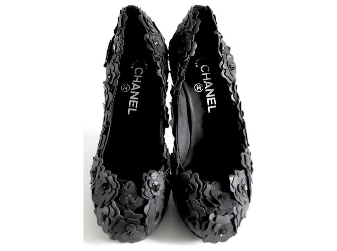 Tacchi decorati con camelia 3D Chanel Primavera 2010 Nero - vista 3
