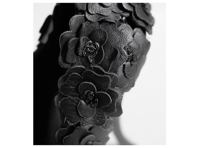 Tacchi decorati con camelia 3D Chanel Primavera 2010 Nero - vista 4