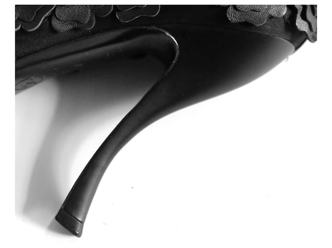 Tacchi decorati con camelia 3D Chanel Primavera 2010 Nero - vista 5