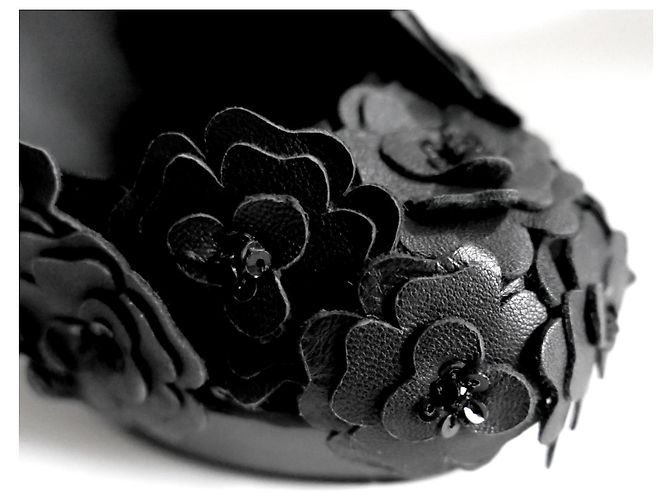 Tacchi decorati con camelia 3D Chanel Primavera 2010 Nero - vista 7