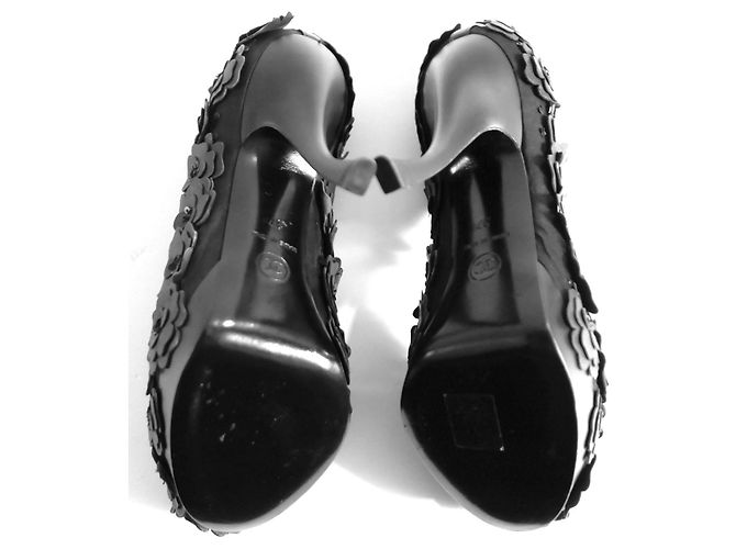 Tacchi decorati con camelia 3D Chanel Primavera 2010 Nero - vista 8