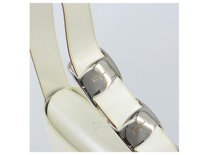 Borsa a Spalla Vala in Pelle Bianca e Argento di Salvatore Ferragamo Auth BA10620 Bianco - vista 15