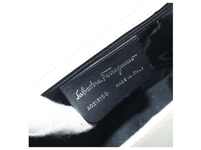 Borsa a Spalla Vala in Pelle Bianca e Argento di Salvatore Ferragamo Auth BA10620 Bianco - vista 16
