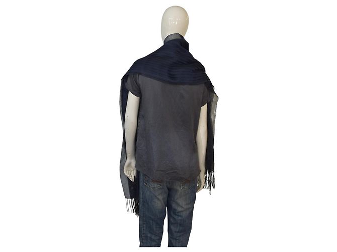 Sciarpa lunga plissettata trasparente blu navy e nera di Issey Miyake con frange - vista 10