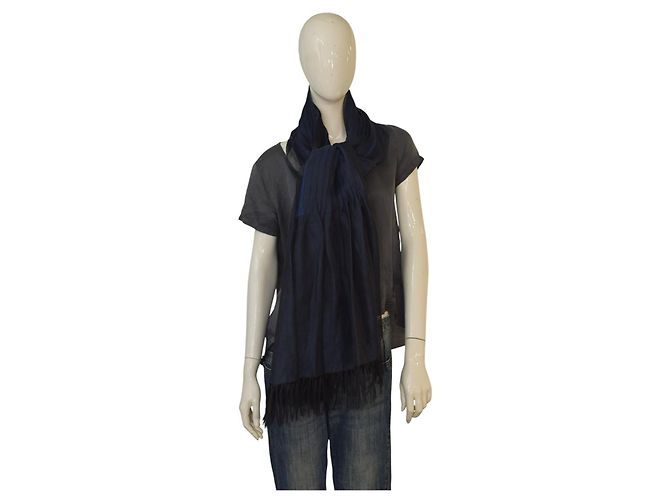 Sciarpa lunga plissettata trasparente blu navy e nera di Issey Miyake con frange - vista 11