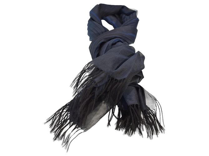 Sciarpa lunga plissettata trasparente blu navy e nera di Issey Miyake con frange - vista 2