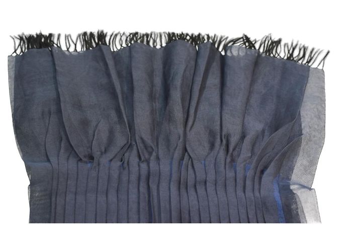 Sciarpa lunga plissettata trasparente blu navy e nera di Issey Miyake con frange - vista 3