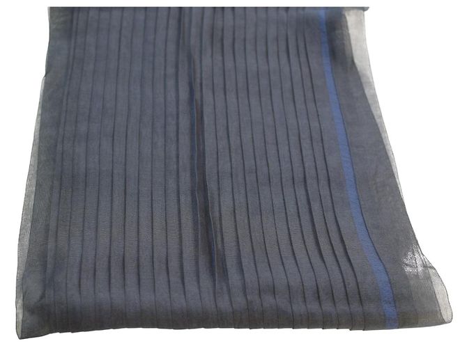 Sciarpa lunga plissettata trasparente blu navy e nera di Issey Miyake con frange - vista 4