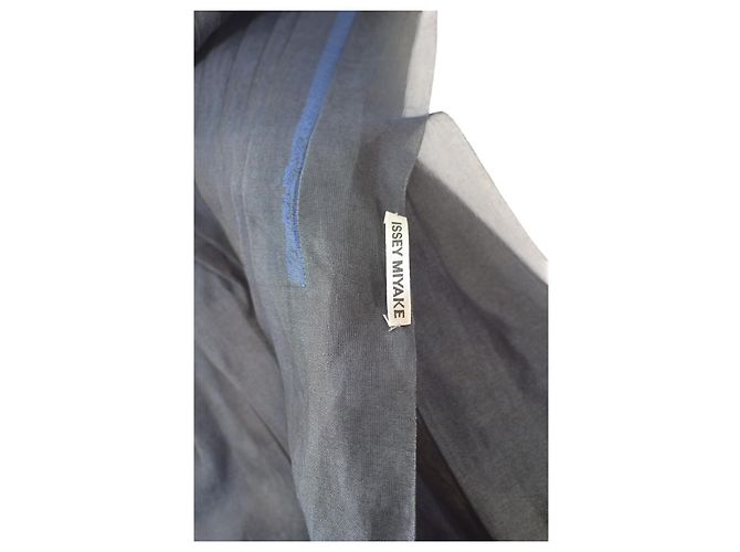 Sciarpa lunga plissettata trasparente blu navy e nera di Issey Miyake con frange - vista 5