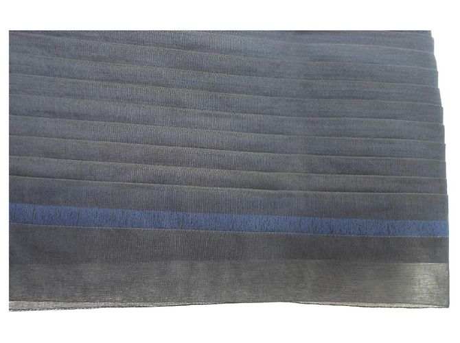 Sciarpa lunga plissettata trasparente blu navy e nera di Issey Miyake con frange - vista 7