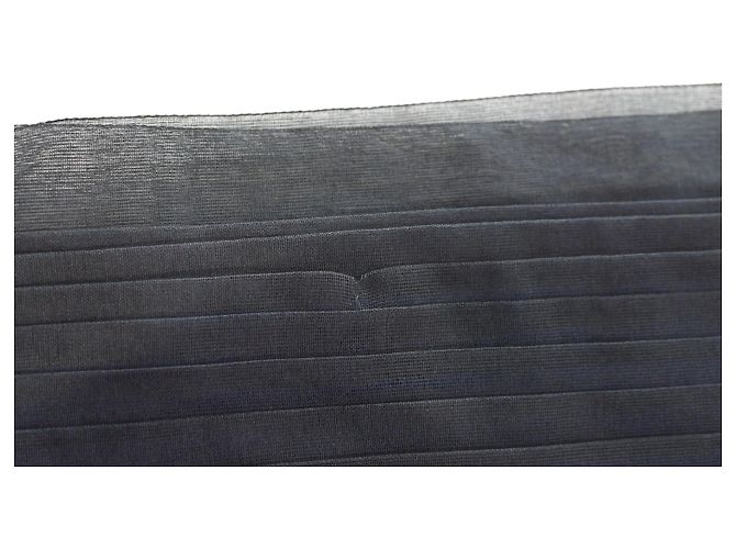 Sciarpa lunga plissettata trasparente blu navy e nera di Issey Miyake con frange - vista 8