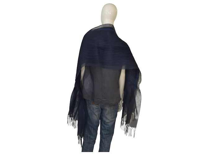 Sciarpa lunga plissettata trasparente blu navy e nera di Issey Miyake con frange - vista 9